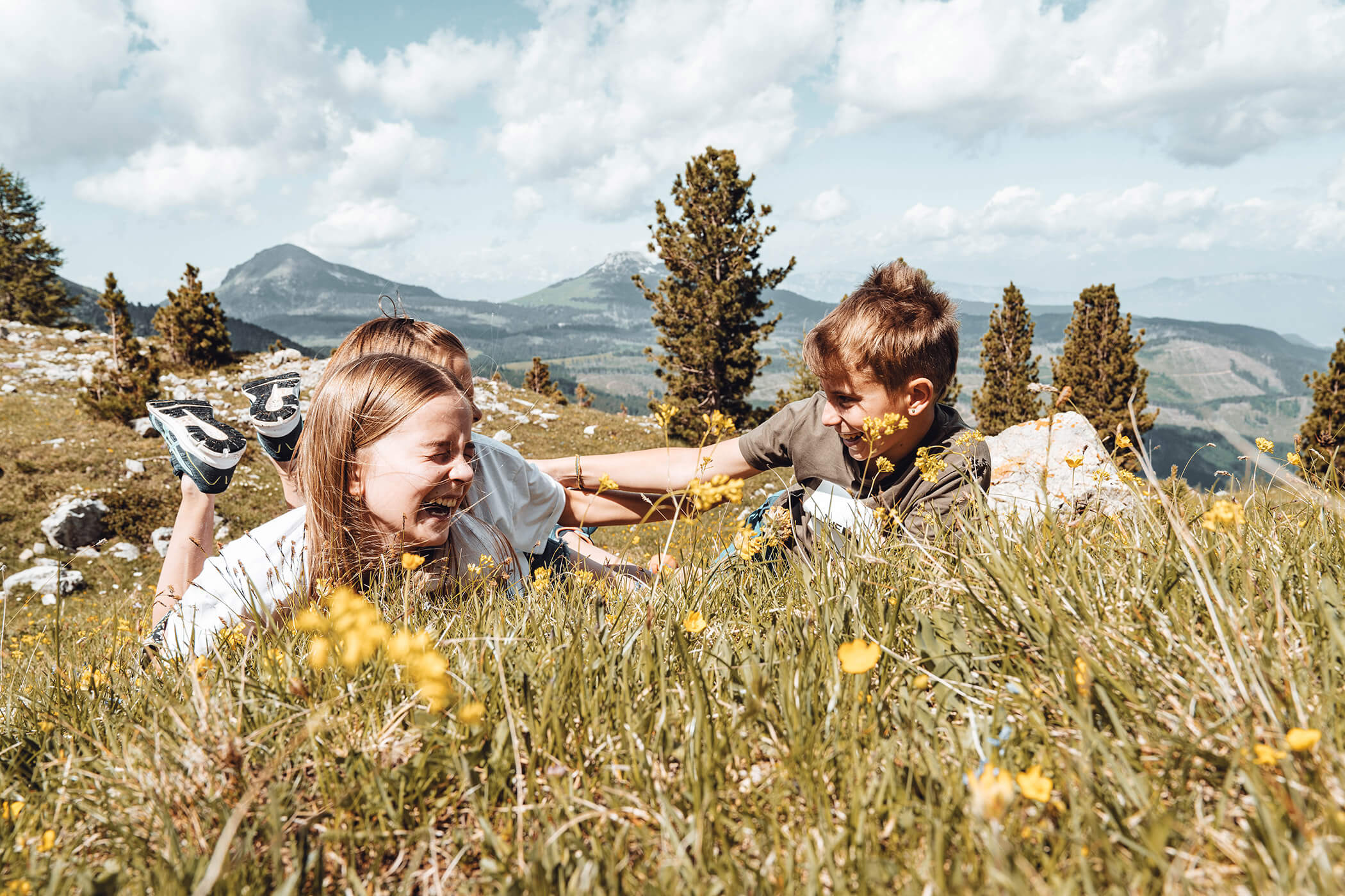 Entdeckungsreise im Sommer - Kinder auf der Alm